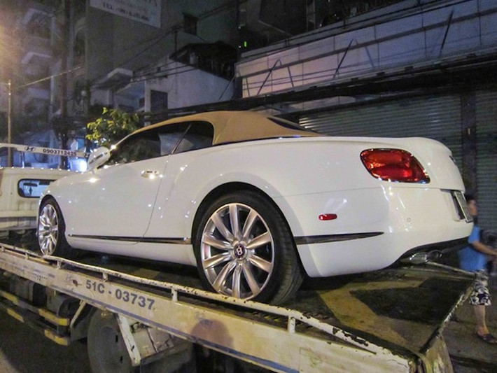 Với thế hệ Continental GT thứ 2, được ra mắt vào năm 2011, Bentley mới quyết định bổ sung thêm phiên bản V8 "giá rẻ" cho dòng xe. Tuy nhiên phải tới đầu năm 2013, phiên bản mui trần với động cơ V8 GTC mới được ra mắt, và sau đó bán rộng rãi vào năm 2013.