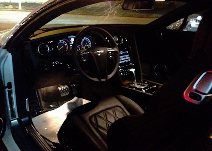 Nội thất của chiếc xe cũng được tuân thủ đúng theo những giá trị của thương hiệu Bentley, với những tiện nghi và sự sang trọng tột cùng.
