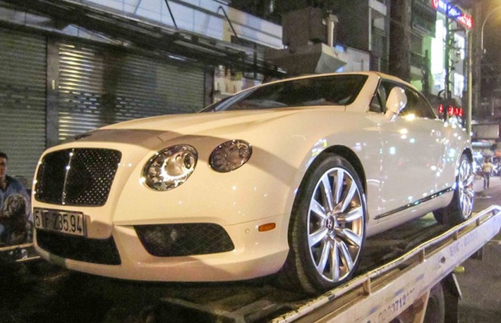 Vào tối ngày 6/8, chiếc Bentley Continental GTC V8 2013 này đã được xe tải chuyên dụng chở từ nơi đăng ký (TP.HCM) về với chủ ở miền Trung.