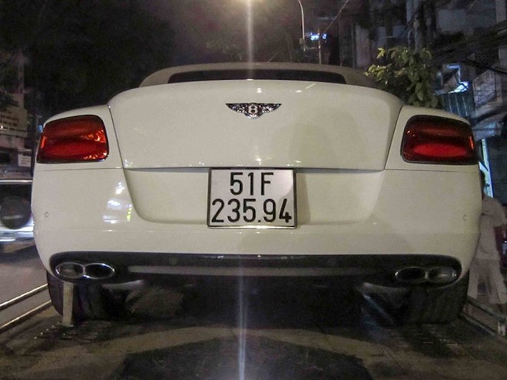 So với các phiên bản đầu bảng W12, những chiếc Continental GT/GTC V8 không có sự khác biệt lớn về ngoại thất, bao gồm cản trước mới và 4 ống xả ở phía sau, thay vì 2 ống xả kép hình elip.