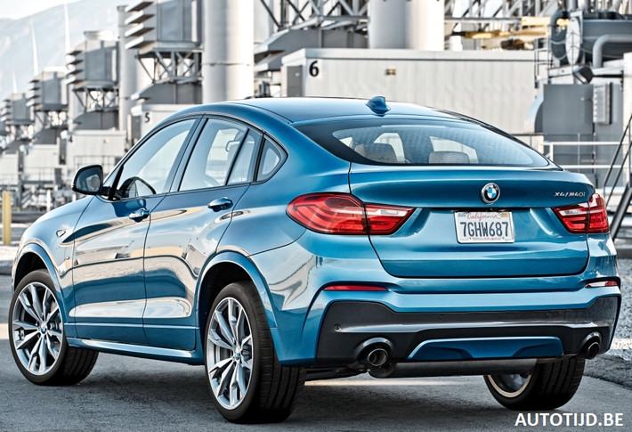 Ở phía sau, BMW X4 M40i sở hữu cặp ống xả kép thể thao không giống các phiên bản X4 khác.