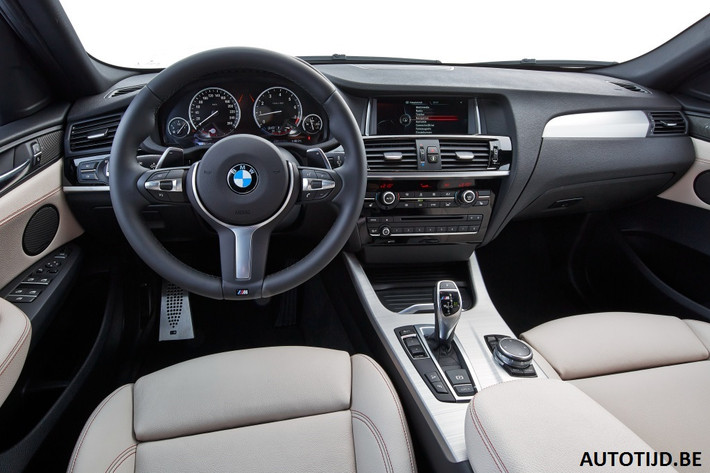 Một lần nữa, nội thất của xe có các chi tiết từ gói trang bị M-Sport dành cho BMW X4, ngoại trừ vô-lăng từ gói M-Sport dành cho BMW 3 Series.