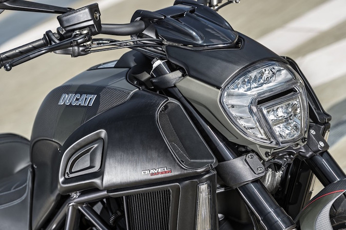 Trên phiên bản Diavel Carbon mới, các chi tiết sẽ được hoàn thiện dưới 3 "tông" chính, đó là sơn màu đen mờ hoặc xám, nhôm phay xước và thép không rỉ sáng bóng.