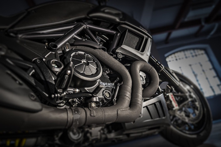 Diavel Carbon 2016 sử dụng khối động cơ Testastretta 11° DS thế hệ mới nhất, với khả năng phát huy công suất tối đa lên tới 162 mã lực, tuỳ thuộc vào độ "cứng" của người lái.