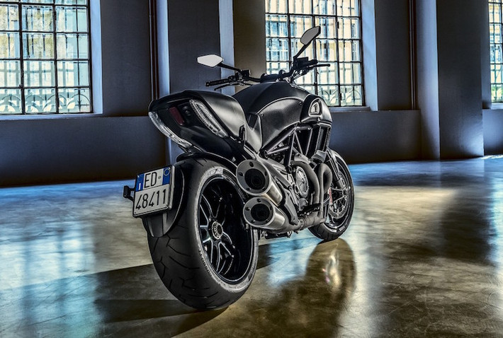 Một số chi tiết trên Diavel Carbon cũng có sự thay đổi nhẹ.