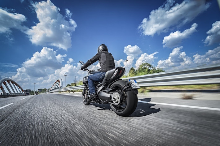 Phải tới triển lãm EICMA 2015 vào tháng 11, Ducati mới công bố giá và ngày bán chính thức của xe.