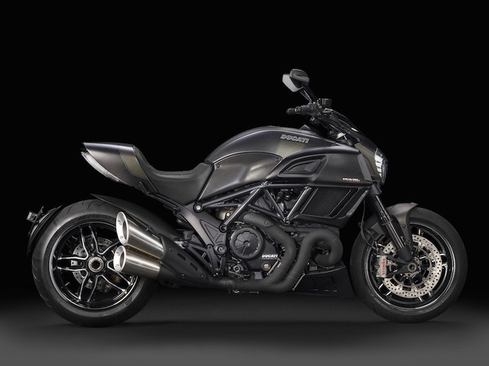 Trên phiên bản 2016, Ducati vẫn khiến Diavel trở thành chiếc xe "ngầu" nhất của hãng bằng cách sử dụng tông màu tối, khiến chiếc xe trông vừa gọn gàng, vừa "dữ dằn".