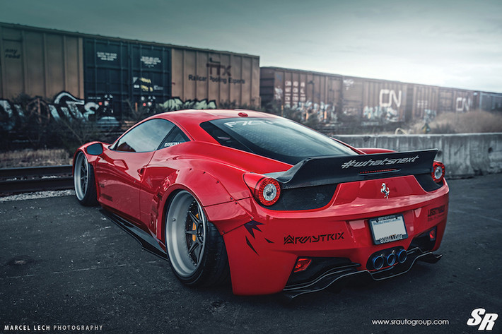 Kèm theo bộ widebody là cản trước "độ" cùng cánh đuôi dạng "đuôi vịt" ở phía sau.
