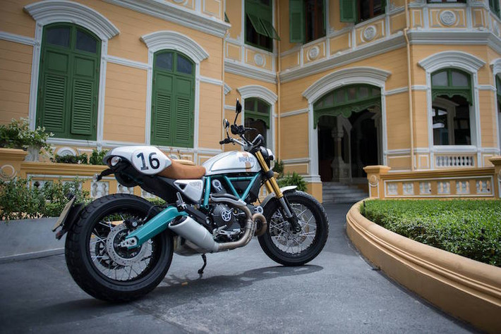 Bên ngoài, ngoại hình của phiên bản Scrambler này đã được thay đổi nhiều để gợi nhớ về chiếc xe đua Ducati GT 750 đã từng cùng Paul Smart chến thắng tại giải Imola 200 năm 1972.