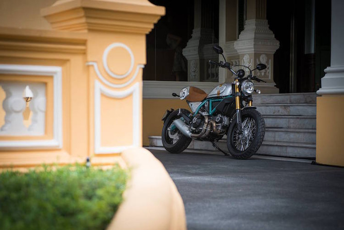 Dù sử dụng lốp như bản Scrambler Icon, nhưng Paul Smart Edition lại có bánh căm như các bản Urban Enduro hay Classic