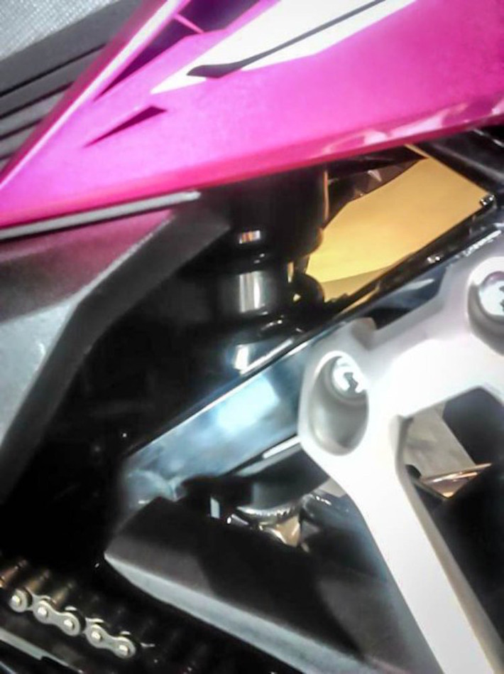 Đuôi xe có thiết kế vuốt nhọn về phía sau và rất góc cạnh. Ống xả lớn tương tự Suzuki Raider cũng là chi tiết mà chắc chắn nhiều người mua xe sẽ muốn thay thế khi đưa Sonic 150R về nhà.