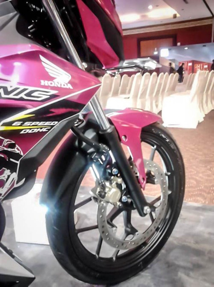 Lốp trước có kích thước 70/90/17 trong khi lốp sau là 80/90/17, đều là loại tubeless. Có thể thấy rằng bản mâm của Sonic 150R khá nhỏ, gây khó khăn cho những người thích chơi lốp lớn sau này.