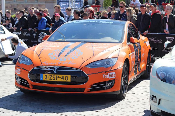 Mẫu sedan chạy điện Tesla S đang khá "hot" trong giới nhà giàu cũng có mặt.
