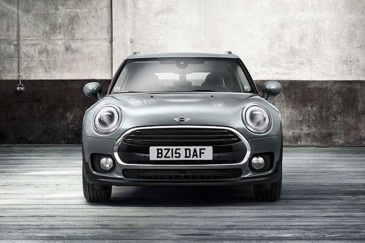 Dựa trên thế hệ MINI Cooper hoàn toàn mới, Clubman có thiết kế y hệt những "người anh em" nhỏ hơn của mình khi nhìn từ phía trước.