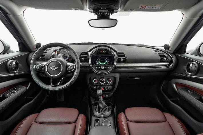 Tương tự ngoại thất, nội thất của Clubman cũng có cách bố trí giống với các dòng MINI khác, và có thiết kế mang đậm sự cá tính của tuổi trẻ.