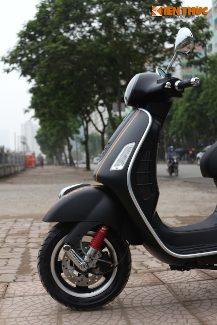 Giảm xóc trước của xe cũng có lò xo màu đỏ nổi bật.