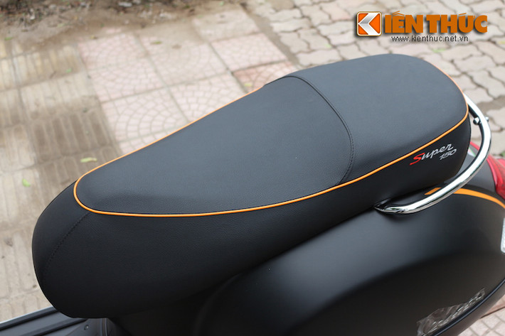 Yên xe có diềm màu cam cùng dòng chữ Super 150 thêu đẹp mắt.