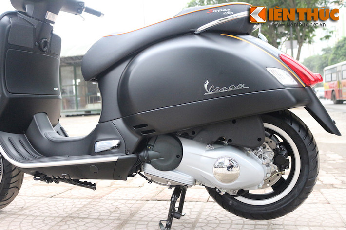 Trong khi hai bên thân xe chỉ có logo Vespa; những đường cong đặc trưng làm nổi bật màu sơn đen mới.