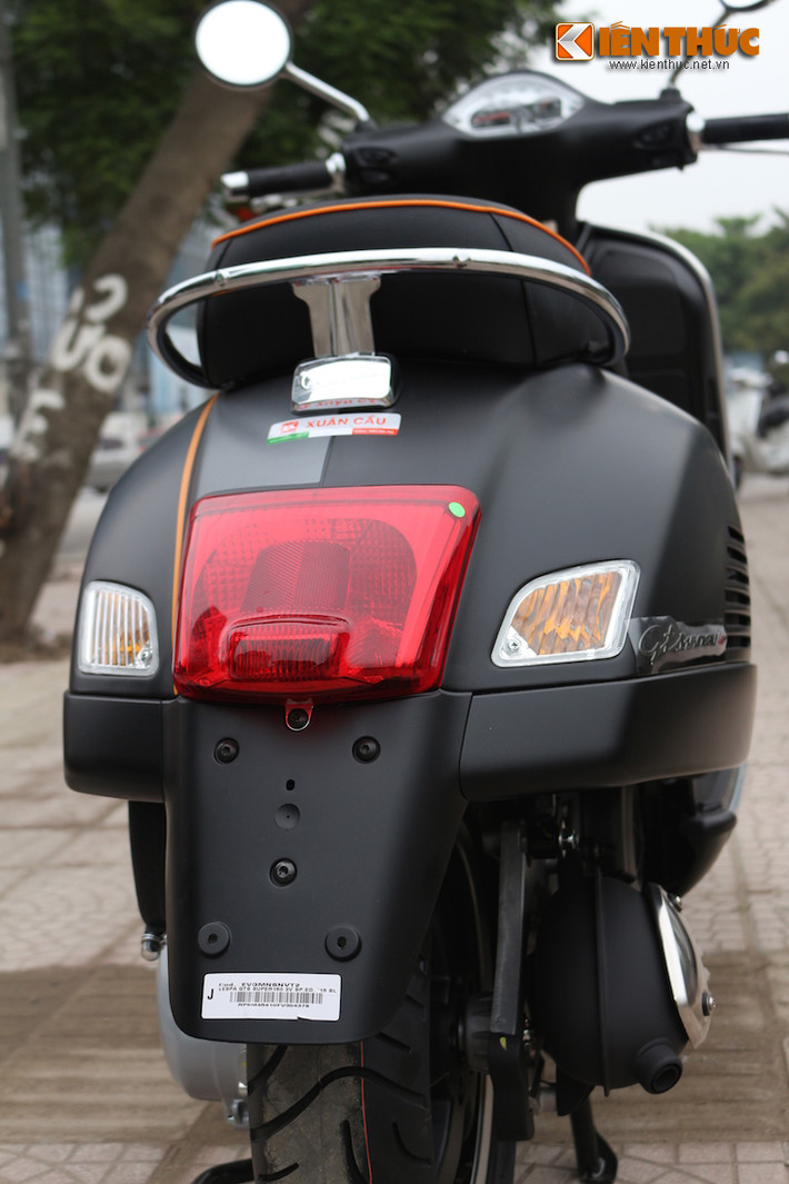Cùng dải decal chạy dọc thân xe đem lại phong cách thể thao, gợi nhớ đến những chiếc siêu xe như Porsche 911 GT3 RS.