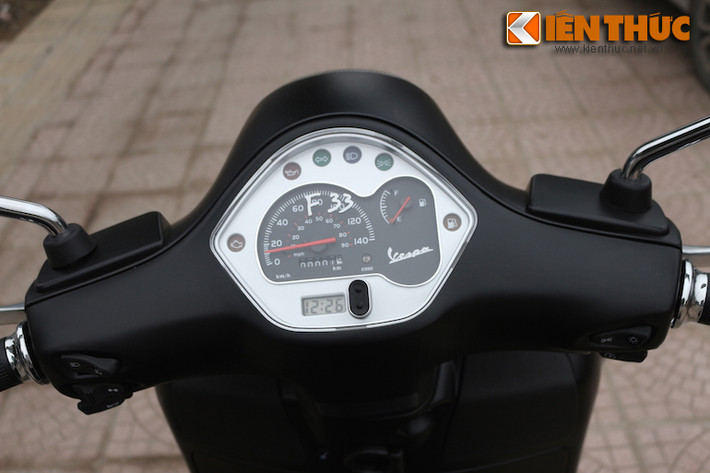 Bảng đồng hồ có thiết kế tương tự các dòng GT và GTS trước đây, nhưng có mặt màu đen.