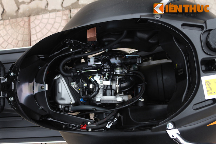 Nằm ngay bên dưới cốp là khối động cơ 125 cc, 1 xi-lanh, 3 van và có phun xăng điện tử.