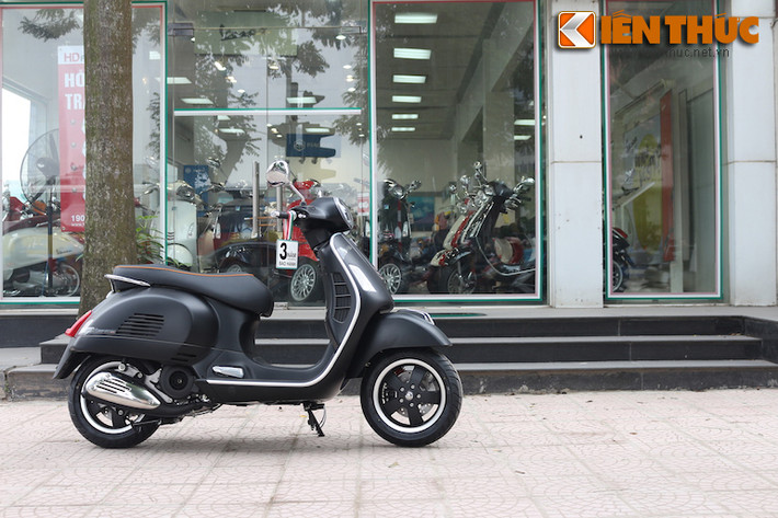 Tại Việt Nam, Vespa Super GTS 150 3V i.e. được bán với giá niêm yết 96,6 triệu VND.