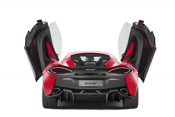Dù có giá rẻ nhưng xe vẫn được trang bị cửa mở lật lên và khung bằng sợi carbon.