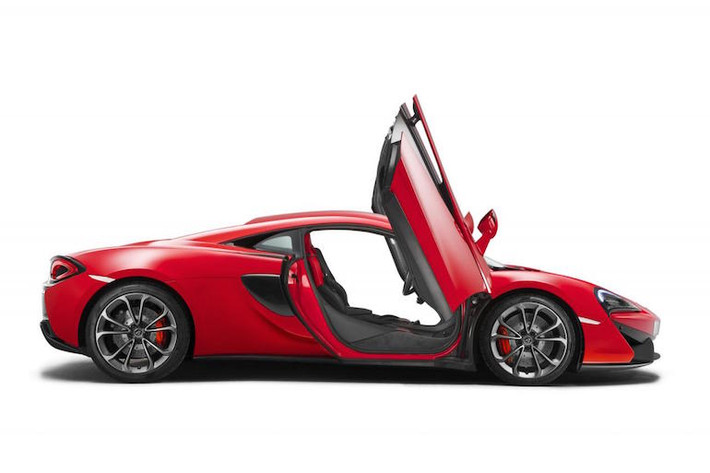 Sử dụng động cơ 3.8l tăng áp kép như 570S và 650S, nhưng công suất của 540C bị giảm xuống còn 533 mã lực và mô-men xoắn 540 Nm, kết hợp cùng hộp số ly hợp kép quen thuộc.