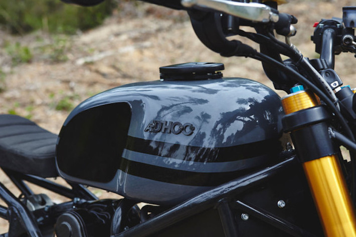 Ngay khi chiếc Ducati Multistrada 1100DS đời 2008 vừa về tới xưởng, Gonzalez đã "lột truồng" chiếc xe và thay ngay cặp phuộc USD Ohlins có thể điều chỉnh đa nấc vào.