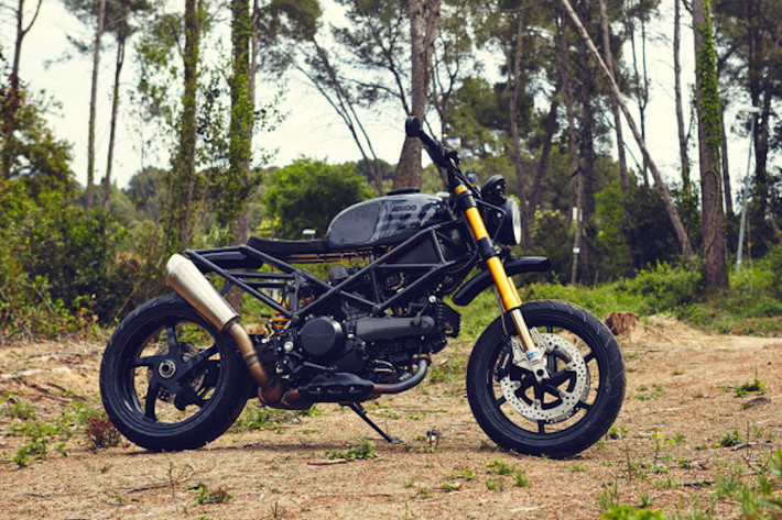 Cuối cùng, trong màu sơn xám đâm, cùng "thế đứng" giống chó bull, chiếc Multistrada "HyperRoad" đã toả ra "sát khí" đầy vẻ dữ tợn, đặc biệt khi chiếc xe có "xác" nhẹ cùng động cơ mạnh hơn 100 mã lực.