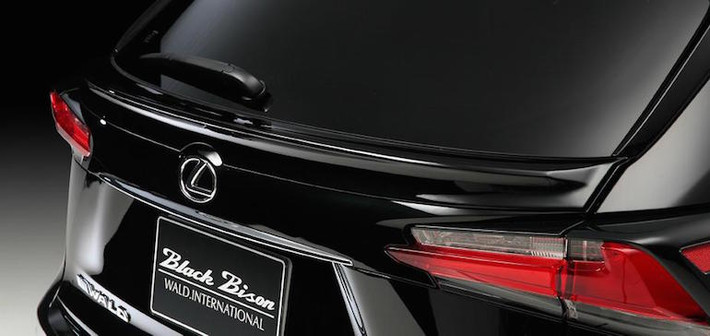 Trên cửa sau Lexus NX là một cánh đuôi dạng nẹp hoàn toàn mới.