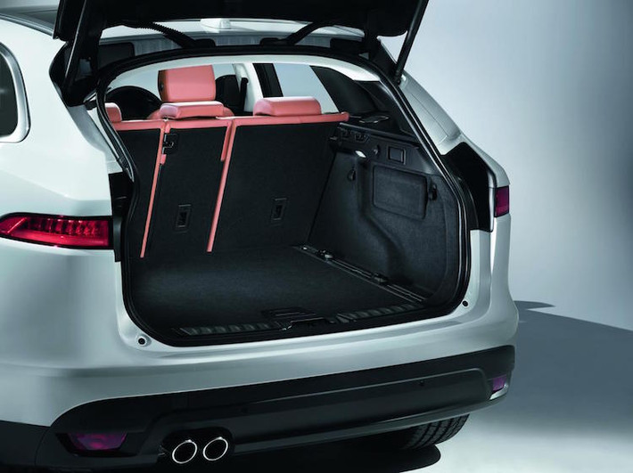 Thể tích khoang hành lý của F-Pace rộng nhất nhì trong phân khúc, lên tới 650 lít và đương nhiên có thể mở rộng bằng cách gấp hàng ghế sau lại.