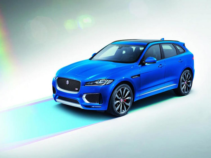 Dù có dạng crossover, nhưng Jaguar F-Pace được đánh giá là "xe thể thao tiện dụng tối thượng" để có thể "đe doạ" các đối thủ; Porsche Macan, BMW X3, Mercedes GLC, Lexus NX và Audi Q3.