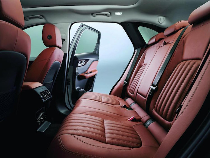 Bên trong nội thất, 5 người lớn có thể ngồi thoải mái trong xe do F-Pace có cabin rộng, với khoảng không gian cho đầu gối và đầu hành khách lớn.