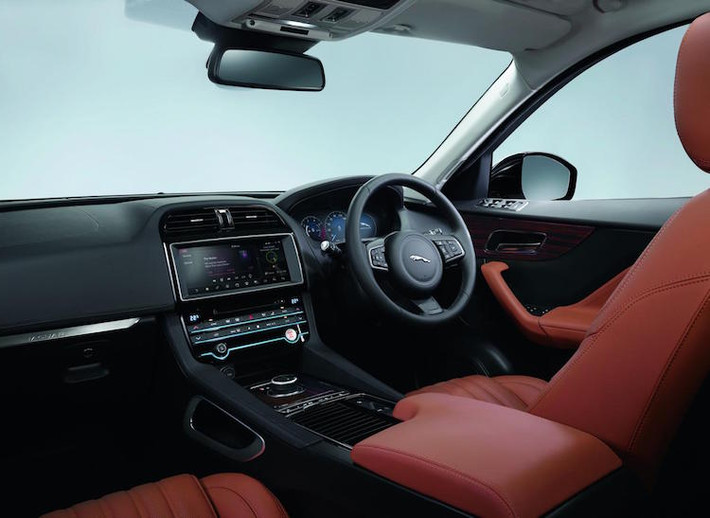 Nội thất của F-Pace đơn giản nhưng sang trọng, hiện đại và được tích hợp nhiều công nghệ mới như; hệ thống thông tin giải trí với màn hình cảm ứng 10,2 inch, sử dụng vi xử lý lõi tứ và ổ cứng thể rắn SSD siêu tốc.