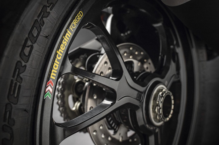Chiếc xe sử dụng 1 gắp cùng mâm sau y hệt Ducati 1299 Panigale hiện tại.