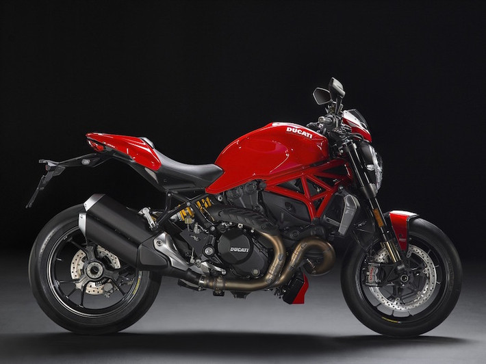 Trọng lượng khô của Monster 1200R là 180 kg, trong khi trọng lượng ướt của xe đạt 207 kg.