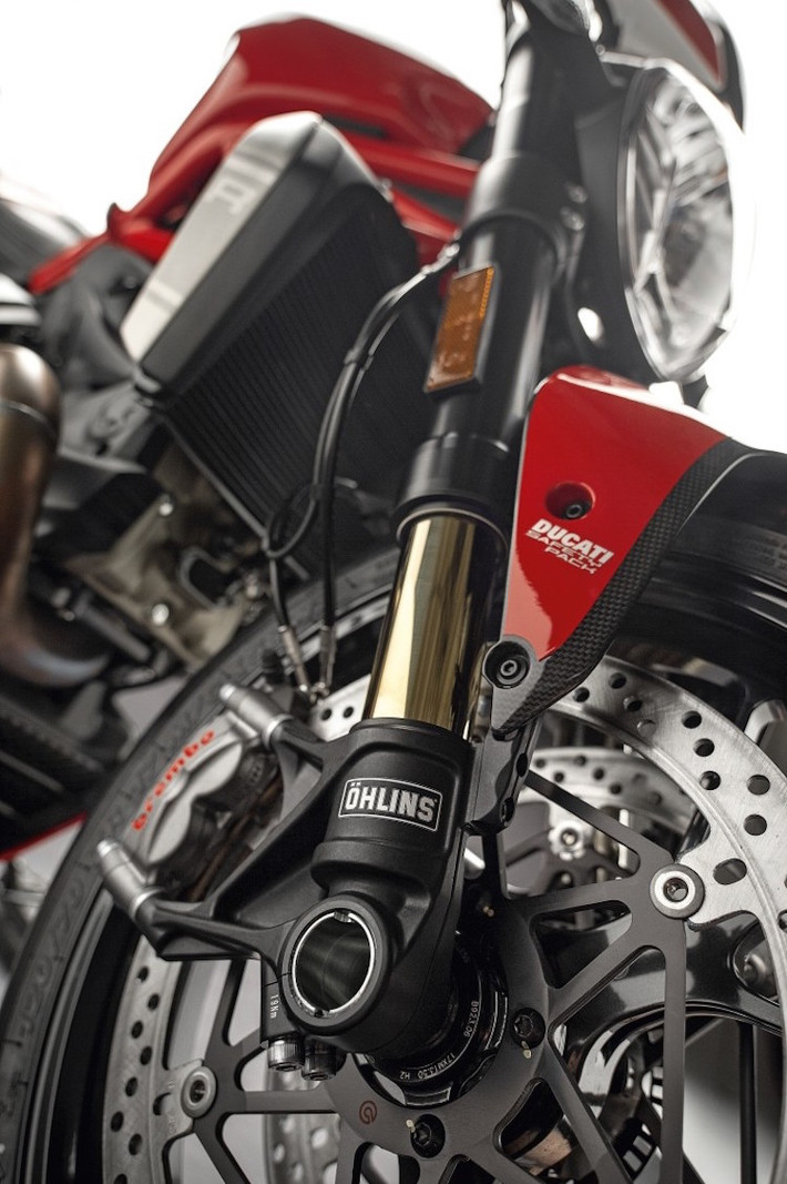 Xe được trang bị phuộc trước Ohlins USD 48 mm, cùng hệ thống phanh Brembo hiệu năng cao tương tự các dòng superbike Panigale đầu bảng.
