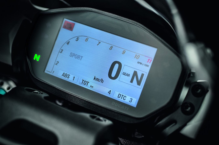 Bảng đồng hồ với màn hình màu đa thông tin cũng đã được Ducati lấy từ 1199/1299 Panigale và đưa sang Monster. Thông qua màn hình, biker có thể lựa chọn các chế độ lái và cài đặt lại xe theo ý muốn.