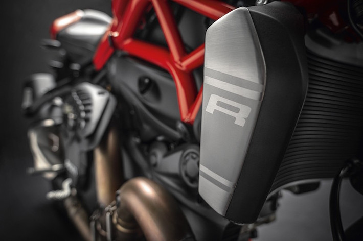 Nằm giữa bộ khung Trellis của Monster 1200R là khối động cơ Testastretta 11° DS L-twin đã được các kỹ sư Ducati cải tiến để tăng thêm 10% công suất và 5,5% mô-men xoắn cực đại.