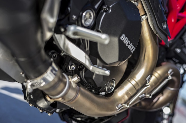 Nhờ đó, Monster 1200R đã đạt công suất tối đa lên tới 160 mã lực cùng mô-men xoắn cực đại 131,4 Nm. Sức mạnh được truyền thông qua hộp số 6 cấp ly hợp ướt.