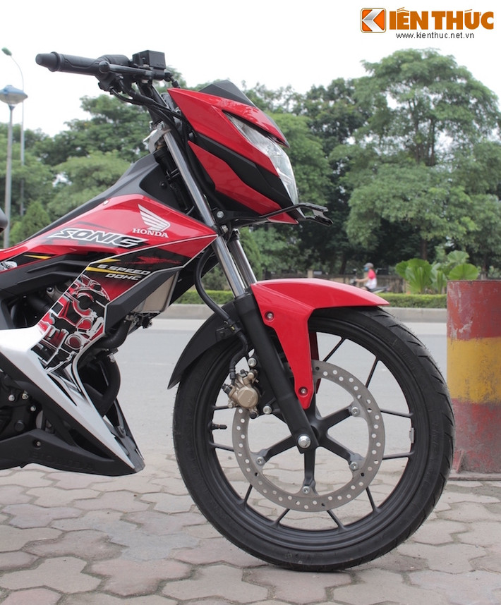 Hướng tới giới trẻ nên Sonic 150R được thiết kế rất thể thao, với nhiều chi tiết lấy cảm hứng từ những mẫu sportbike lớn hơn của Honda, chẳng hạn như cặp mâm 6 cánh kép giống với CBR600RR hay phần quây gió 2 bên thân "học" phần nào từ CBR1000RR.