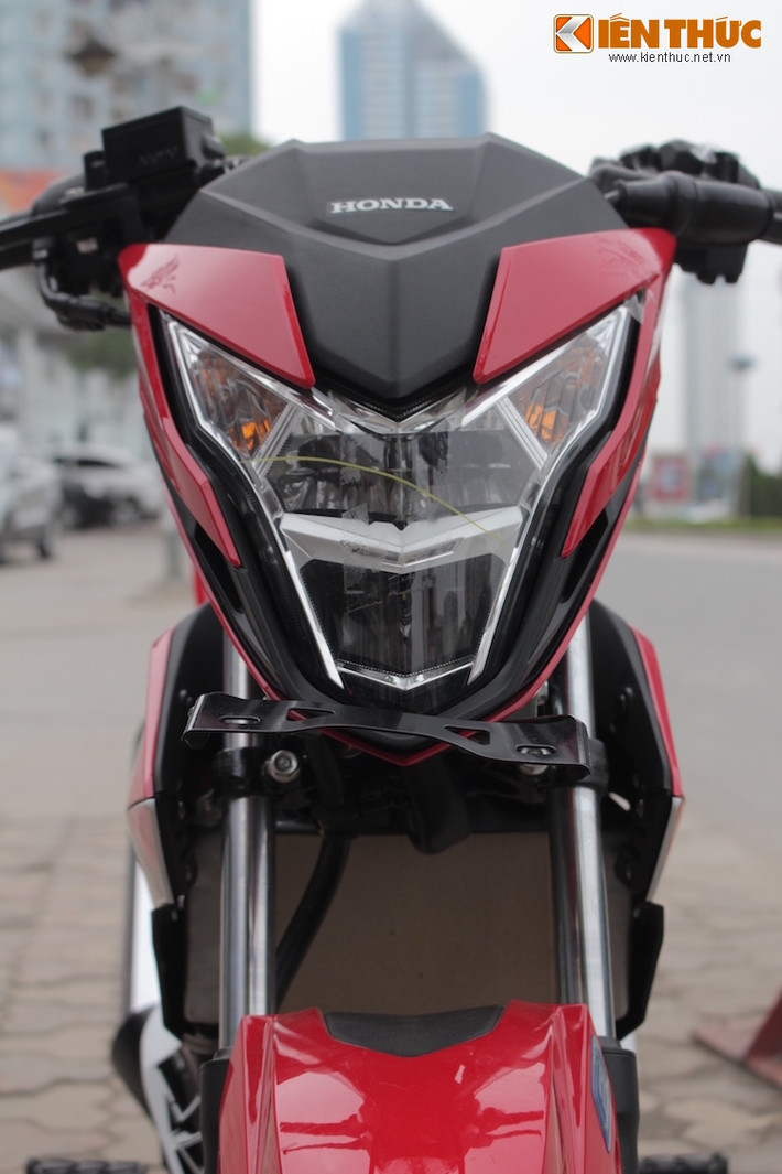 Đầu xe được thiết kế sắc sảo, có phần nào đó giống với CB1000R và thậm chí là trông còn khá giống với những robot trong phim hoạt hình Nhật (anime).