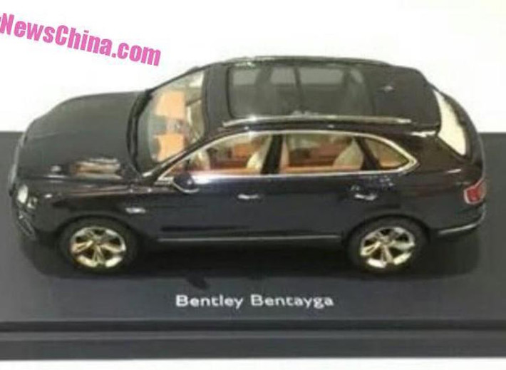 Ở phía trên mui của Bentayga là một cửa sổ trời panorama lớn, kéo dài tới hết hàng ghế thứ hai của xe.