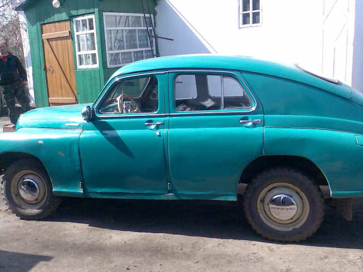 Chỉ có cấu trúc thân xe nguyên khối và hệ thống treo của Pobeda được "mượn" từ chiếc Opel Kapitan đời 1938.