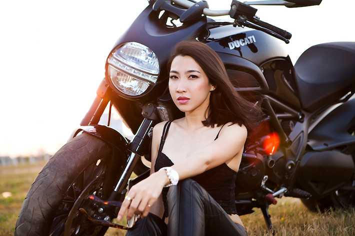 Tại Việt Nam, Ducati Diavel có giá chính hãng là 670 triệu đồng cho phiên bản thường, và 787,5 triệu đồng cho bản Carbon đặc biệt.