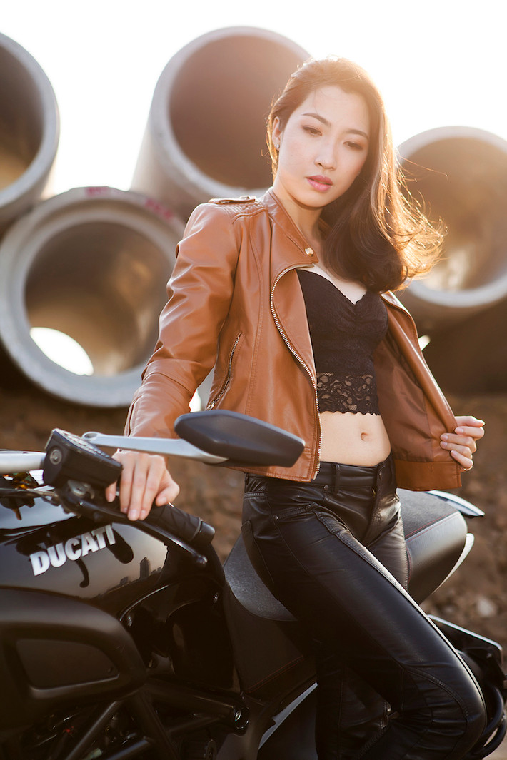 Ducati Diavel sử dụng bộ khung kim loại cứng không gian theo dạng Trellis, nằm giữa khung là động cơ V-Twin 4 valve 1198,4 cc Testastretta 11° tương tự chiếc superbike 1198.