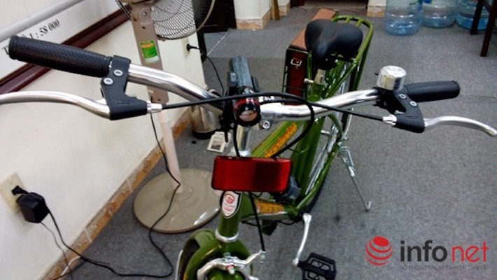 Ở trên đầu xe, một đèn pin kèm giá gắn đã được trang bị thêm, cùng với miếng phản quang lớn gắn trên cổ. Ảnh: infonet
