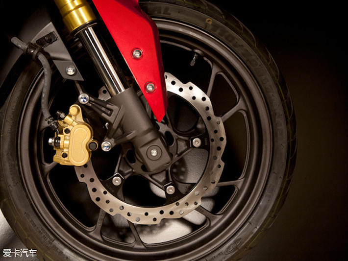 Xe đã được Honda trang bị khá nhiều các phụ tùng cao cấp. Cặp vành của xe có kích thước 17 inch với thiết kế 5 cánh kép xoắn, với lốp trước cỡ 100/70/17 và lốp sau 130/70/17.