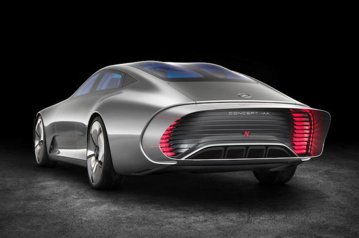 Để đạt được điều này, Concept IAA đã được thiết kế với thân xe quyến rũ, "trơn nhẵn" cùng với các chi tiết khí động học chủ động ở cả phía trước lẫn sau xe.